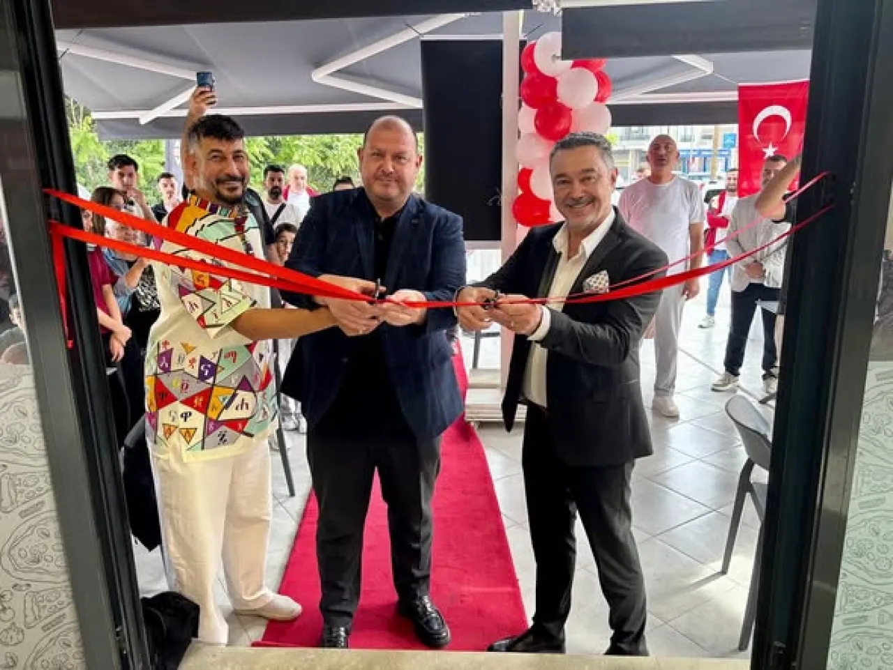 Menderes'e Yeni Pizza Durağı: Panino Pizza Açıldı