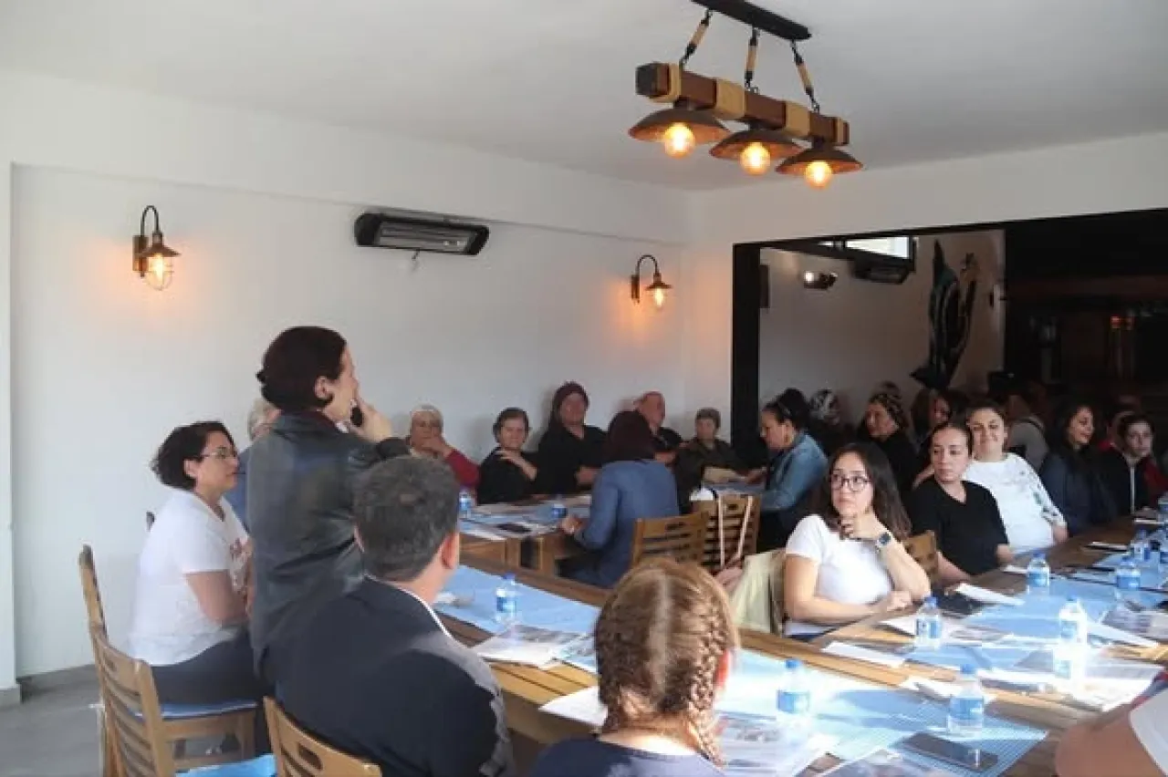 Karaburun'da Muhtar Eşleri Buluşmasında Sağlık Eğitimi Verildi
