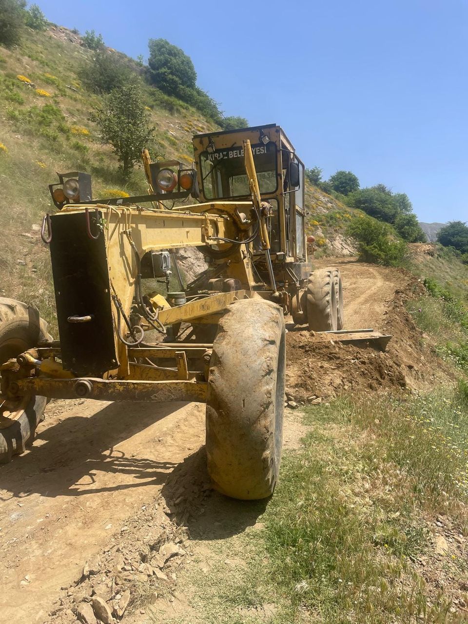 İzmir'in Kiraz İlçesinde Yol Bakım ve Şarampol Açma Çalışmaları Devam Ediyor