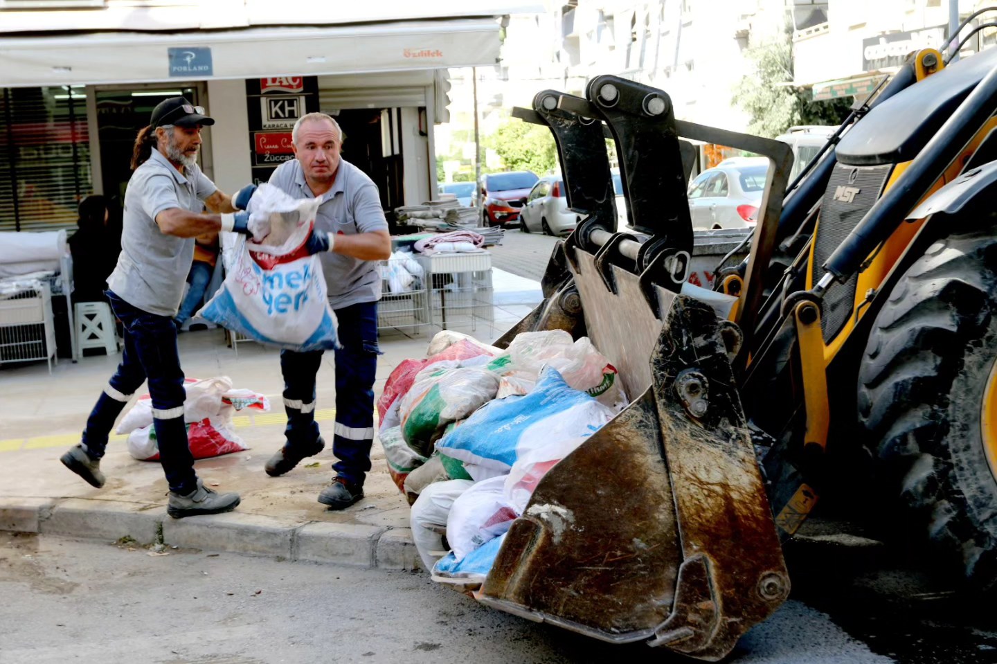 İzmir''in Bayraklı ilçesinde Moloz Temizleme Çalışmaları Devam Ediyor