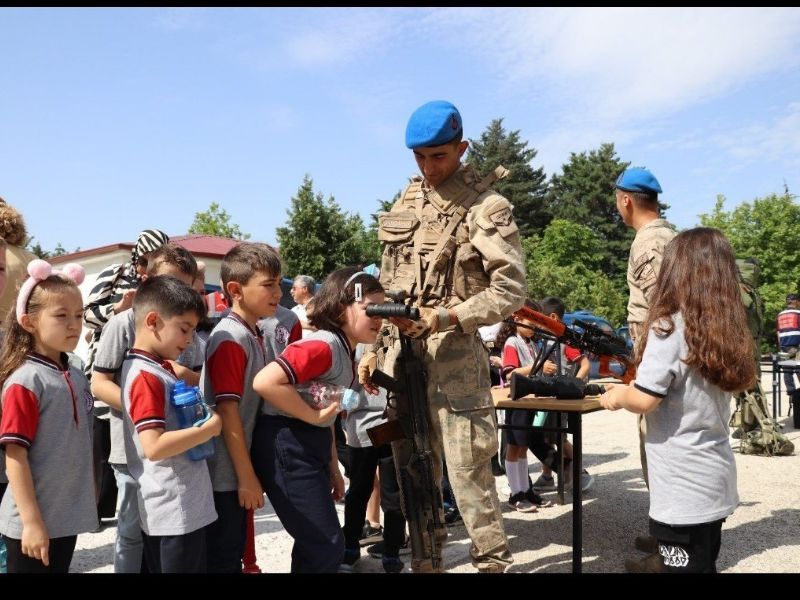 
        Plevne İlkokulu Öğrencileri Edirne İl Jandarma Komutanlığını Ziyaret Etti
    