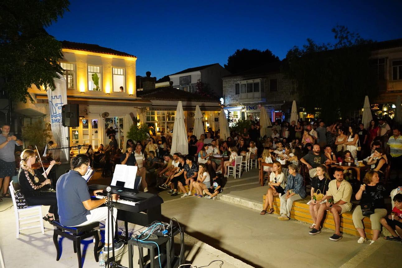 İzmir Çeşme'de Unutulmaz Müzik Ziyafeti