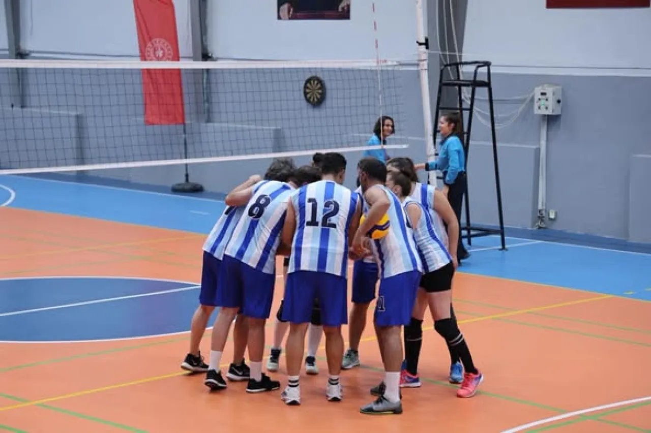 Foça Belediyesi, Cumhuriyet Bayramı Voleybol Turnuvası'na Galibiyetle Başladı