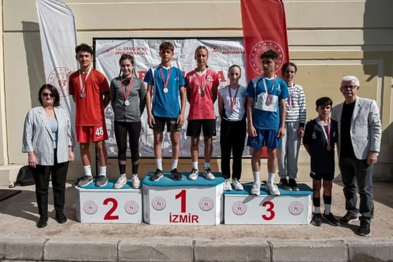 Bergama'da 1923 Metre Cumhuriyet Koşusu Ödül Töreni Gerçekleşti
