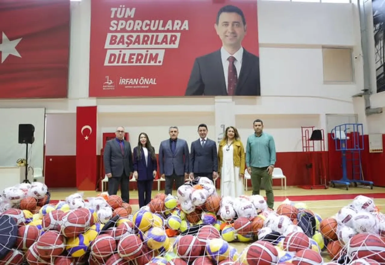 Bayraklı'da Okullara Spor Malzemesi Desteği