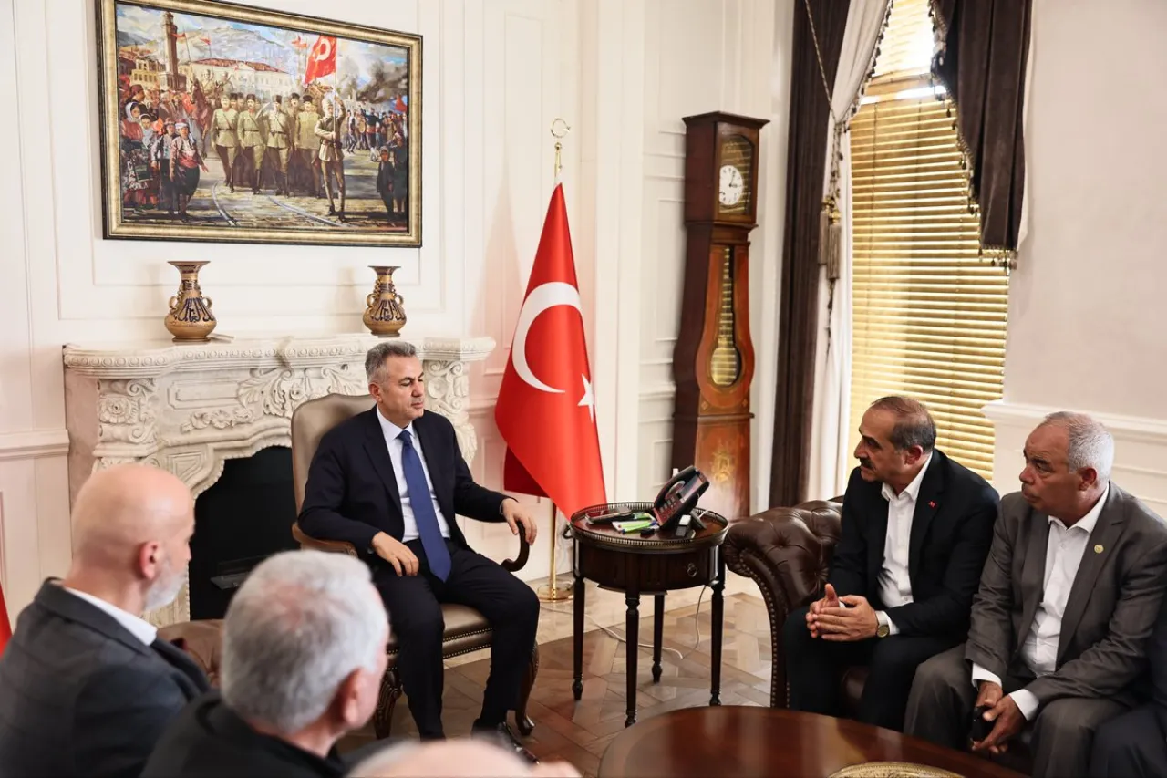 İzmir Valisi Elban, Ege Yaş Meyve Sebze İhracatçıları Birliği'ni Makamında Ağırladı
