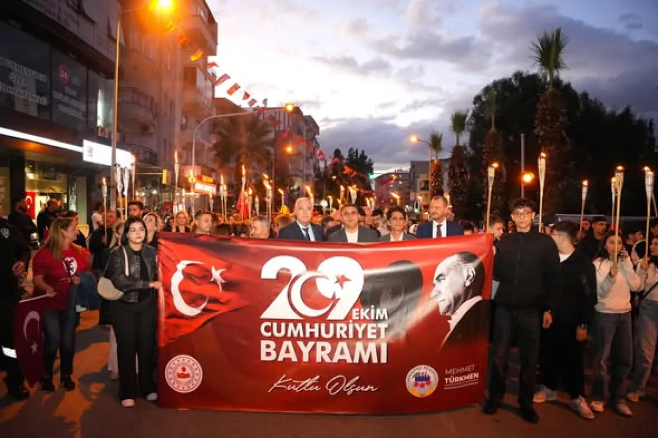 Kemalpaşa'da 29 Ekim Coşkusu Fener Alayı ile Başladı